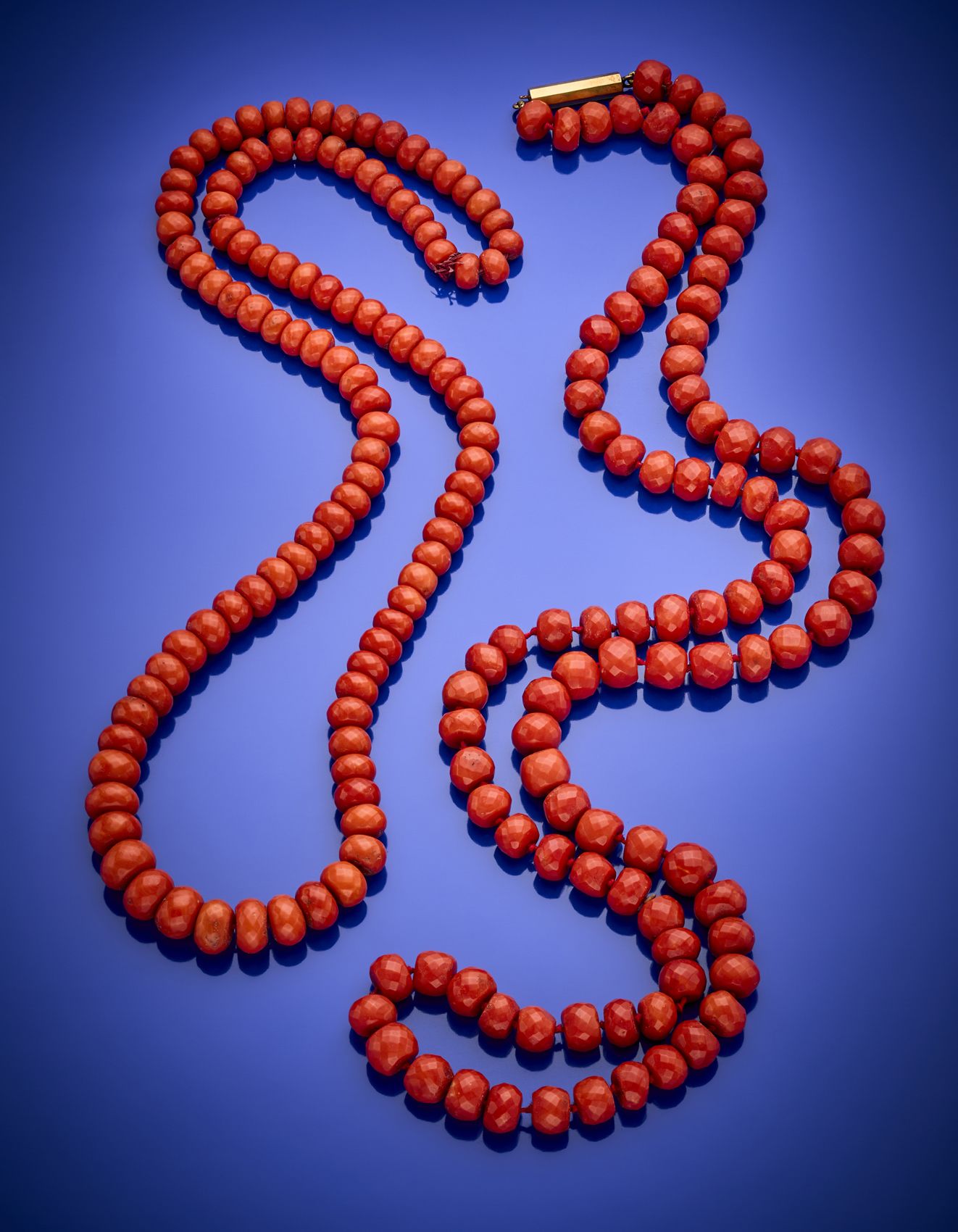 Null Deux colliers de perles baril à facettes en corail orange de longueurs diff&hellip;