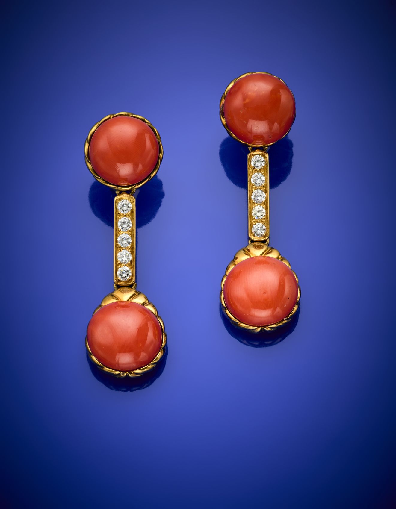 Null Boucles d'oreilles pendantes en or jaune, corail orange cabochon et pierre &hellip;
