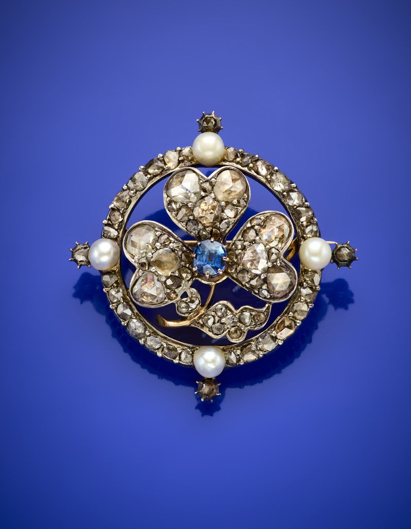 Null 
黄金和银三叶草形状的胸针，镶有玫瑰式切割钻石和纽扣形状的珍珠，中间可能有一个蓝色的双层，g 17.62左右，直径cm 4.10左右。





IT&hellip;