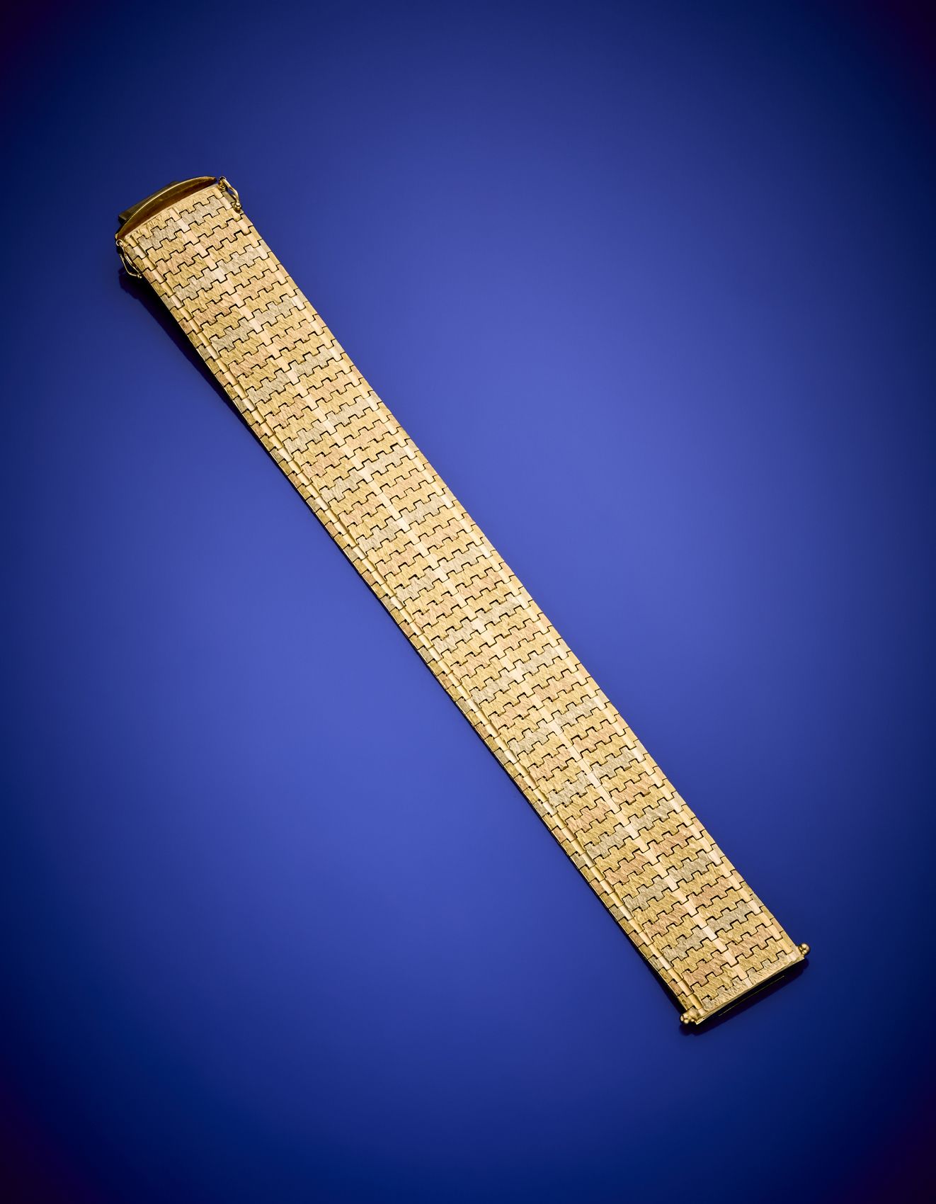 Null Bracelet bandeau en or ciselé de trois couleurs, g 63,60 circa, longueur cm&hellip;