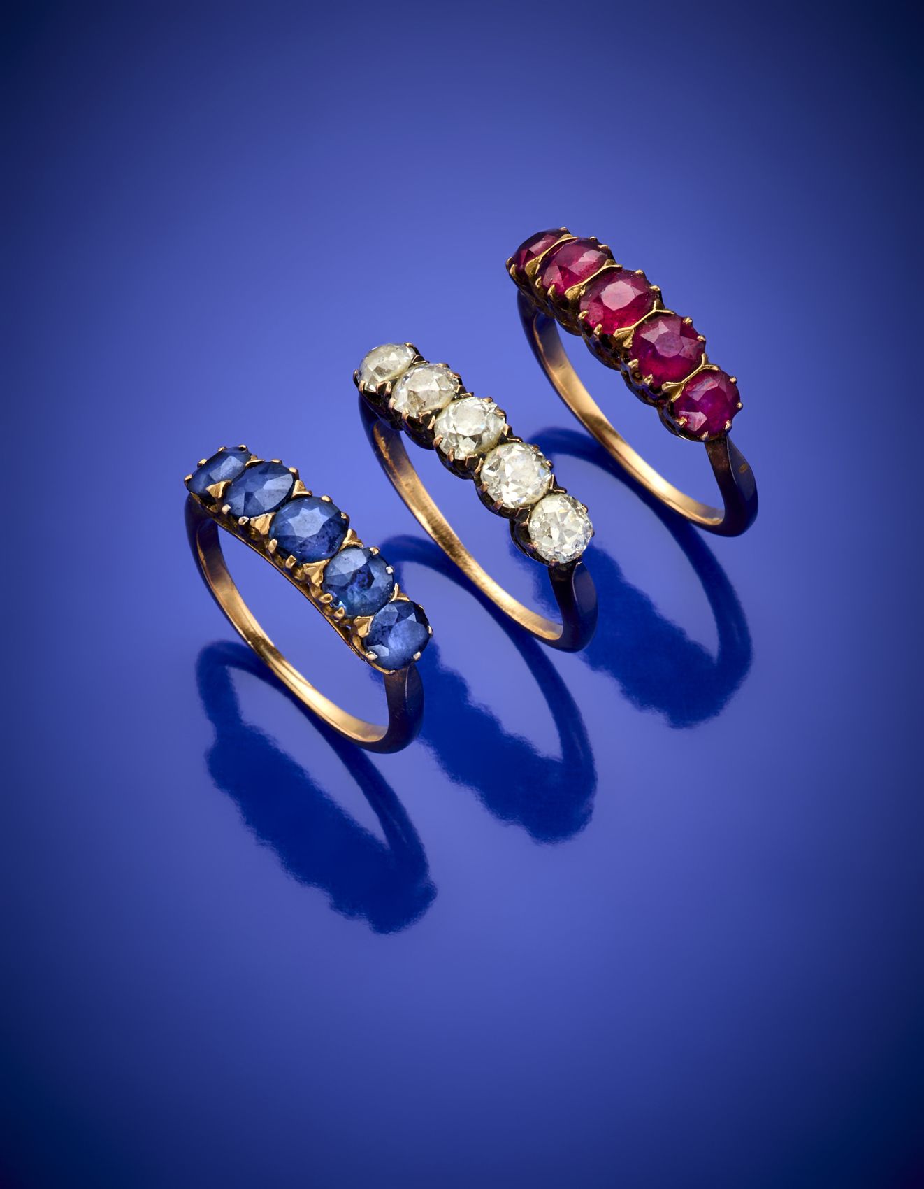 Null Tres anillos de oro amarillo con diamantes de mina antigua, rubíes y zafiro&hellip;