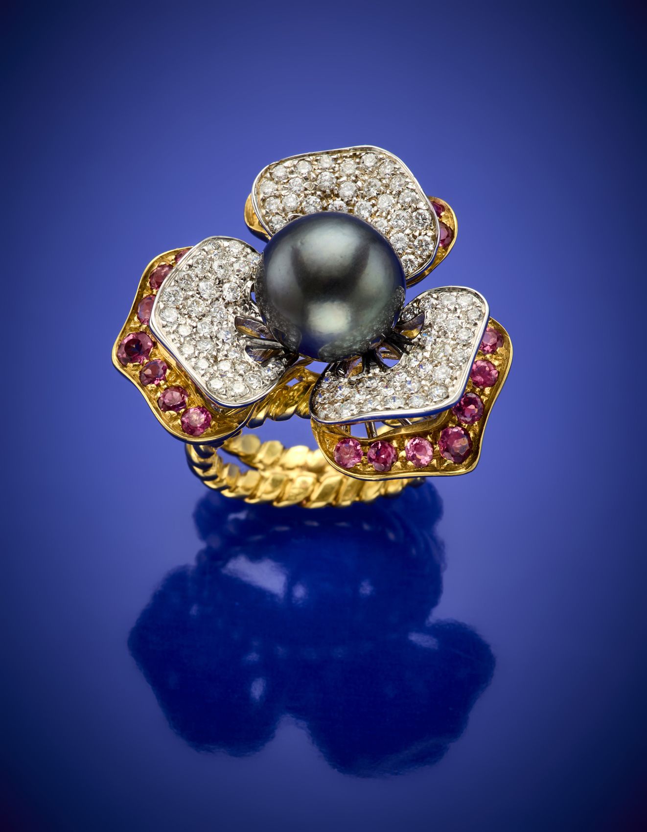 Null Bague en or bicolore avec diamant en forme de fleur avec une perle Tahiti c&hellip;