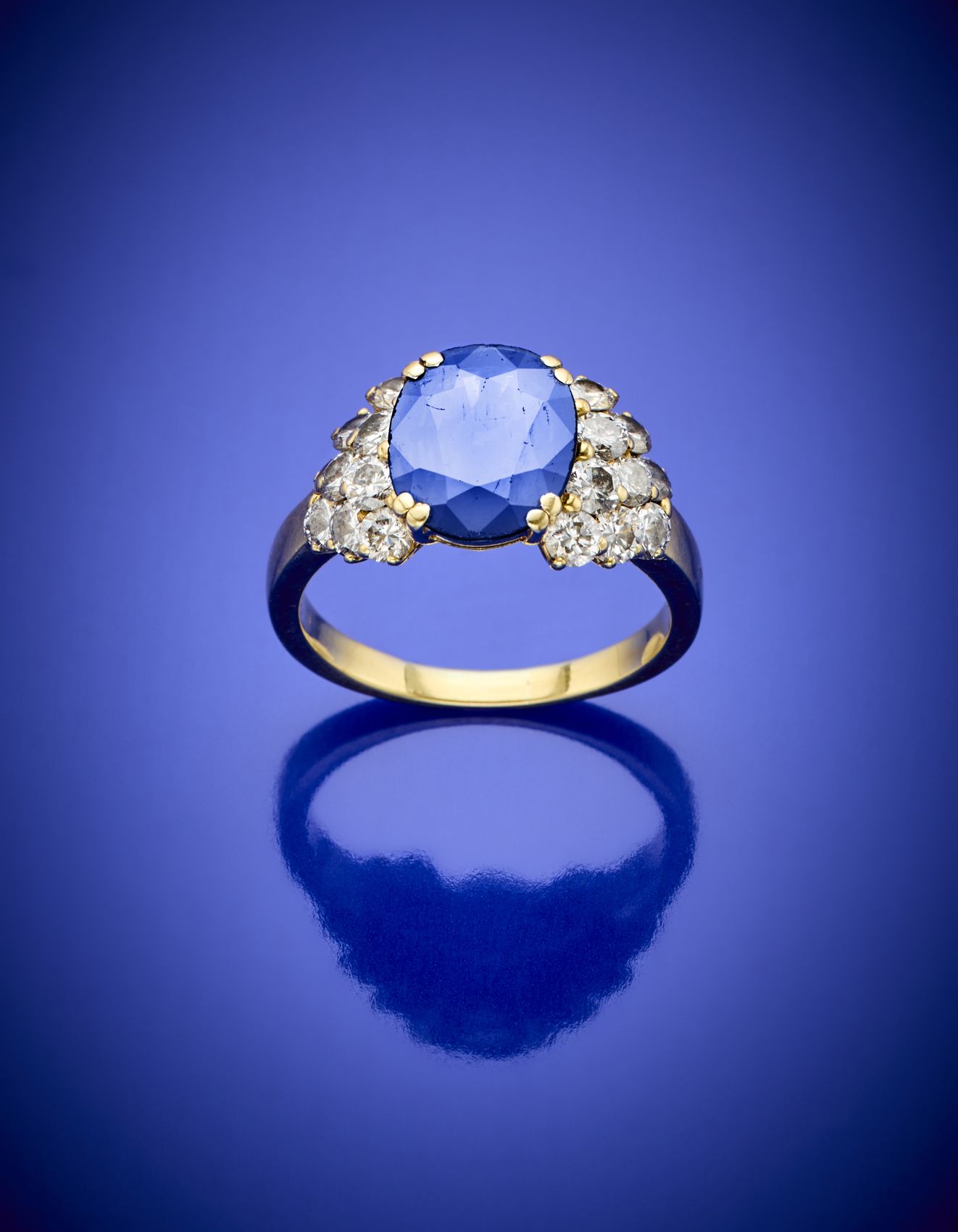 Null 椭圆形ct.约3.20克拉的蓝宝石黄金戒指，点缀着圆形钻石，所有的克拉都是1.20克拉，克6.61克拉，尺寸为18/58。(缺陷)

IT
Anell&hellip;