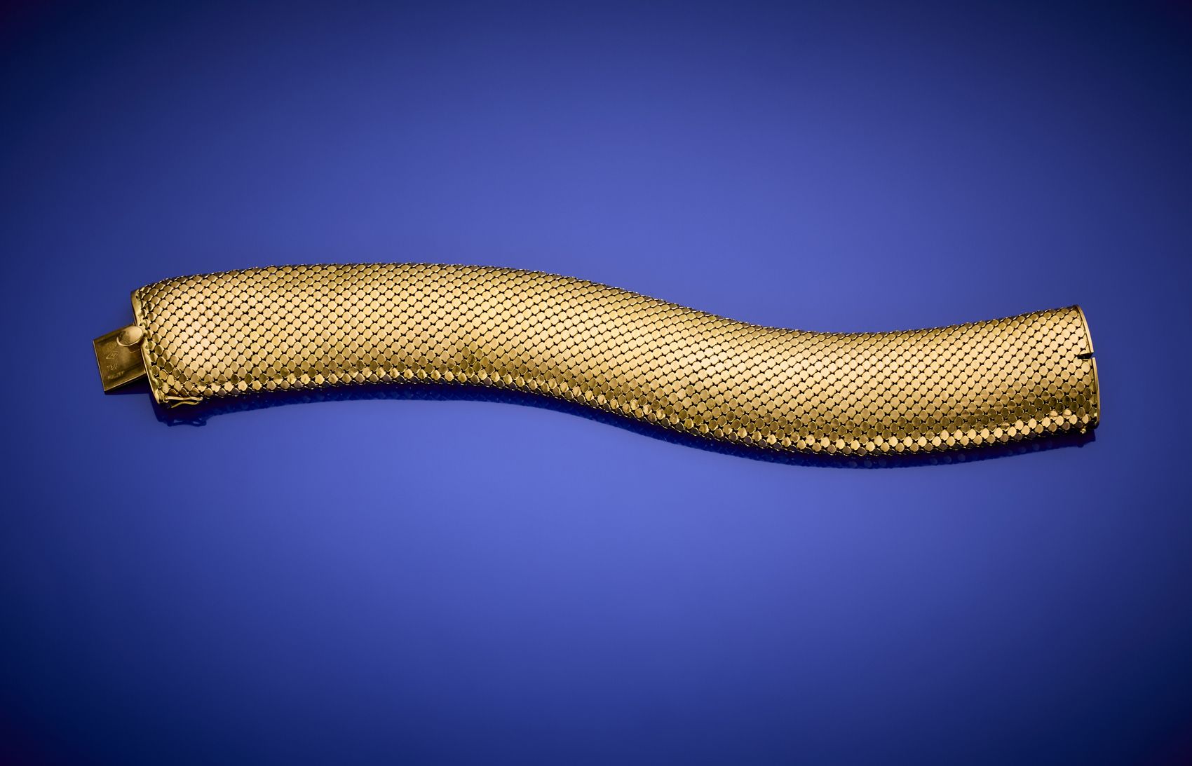 Null R.MASELLA
黄金带手镯，克重65.49左右，长度21.10厘米，高度2.60厘米左右。签名并标有MR, 363 MI.

IT
R.MASEL&hellip;