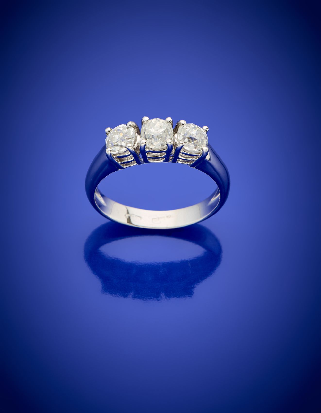 Null Vecchio anello trilogia di diamanti in oro bianco, in tutto ct. 1,30 circa,&hellip;