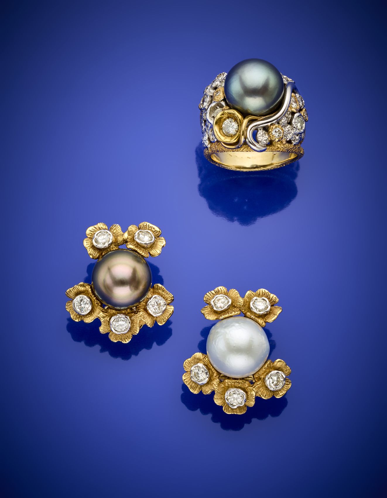 Null 双色金首饰套装，包括一枚戒指和耳环，上面点缀着钻石和一颗南海、大溪地和棕色珍珠，戒指尺寸为16/56，共重45.97约。戒指上有Andrea Ghel&hellip;
