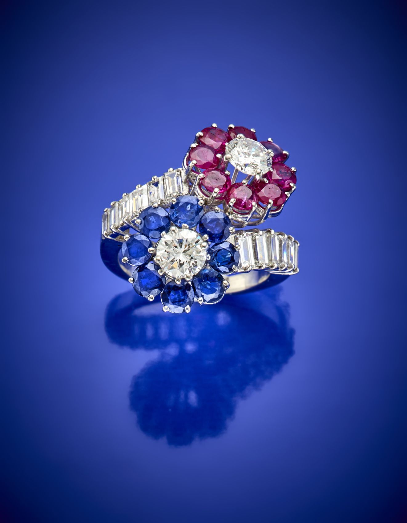 Null Weißgoldener Diamantring mit zwei Blumen, die mit Rubinen und Saphiren akze&hellip;