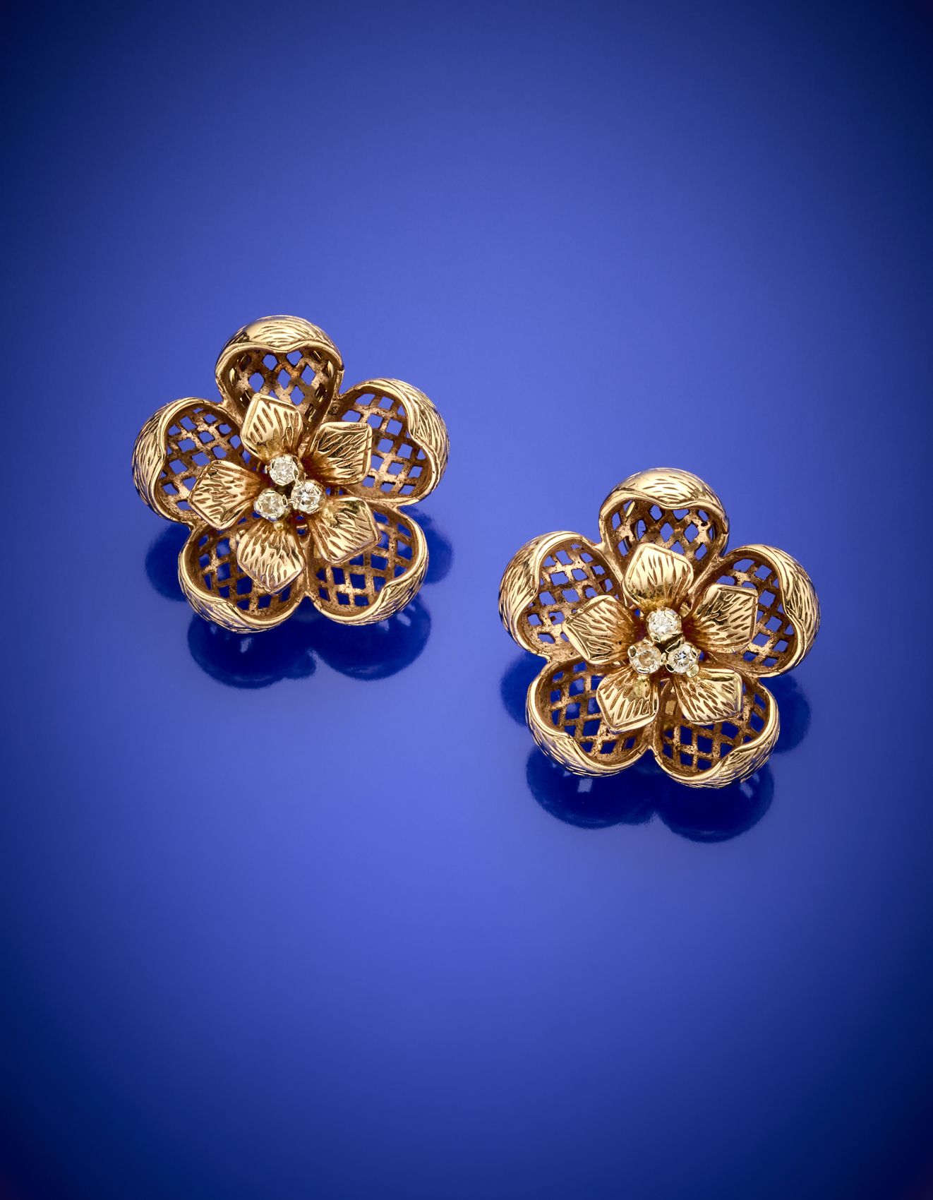 Null Durchbrochene Ohrringe in Form einer Blume aus rotem 12-karätigem Gold, mit&hellip;