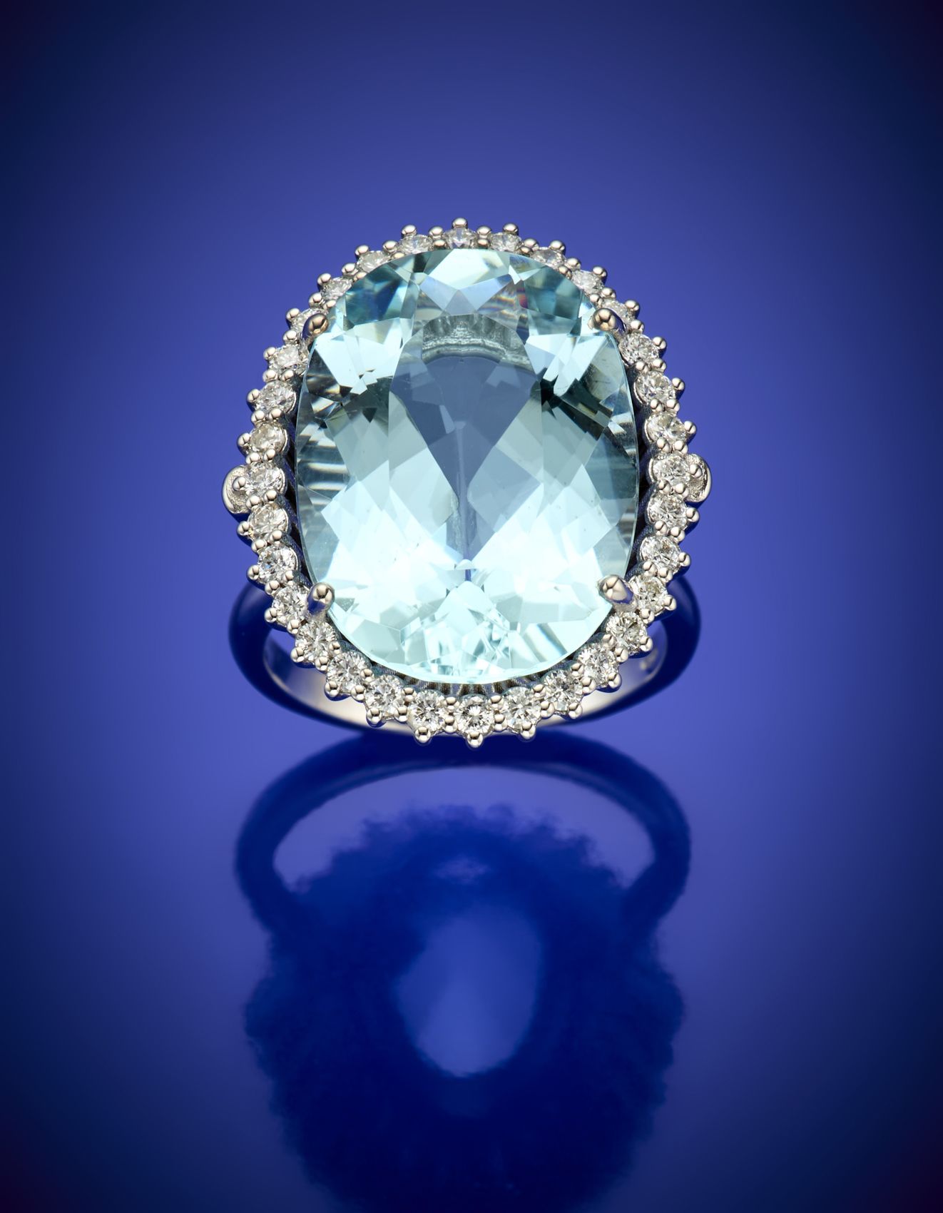 Null Oval ct. 14.23 circa aquamarine and diamond white gold ring, g 10.46 circa &hellip;