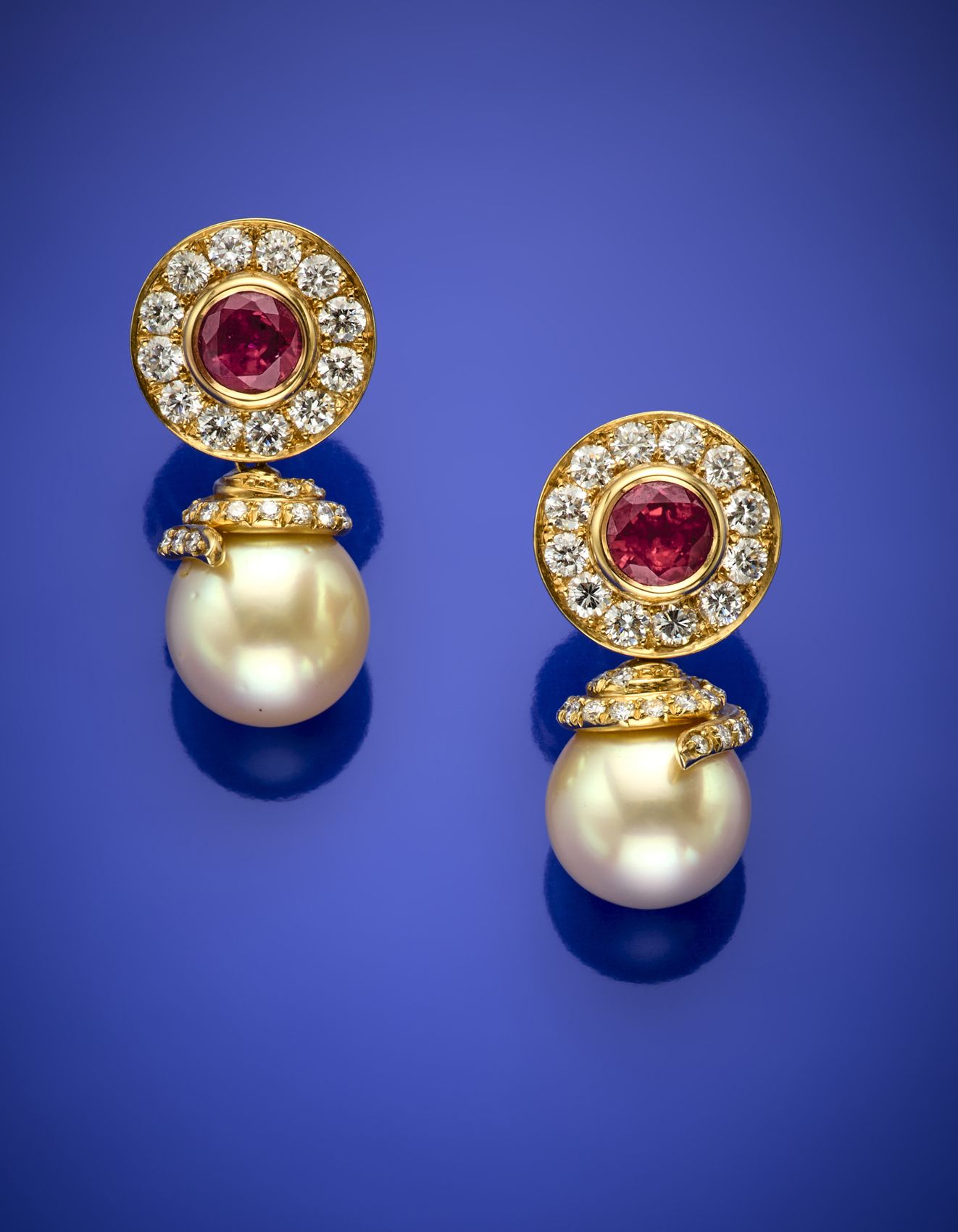 Null 黄金钻石、红宝石和10.85毫米左右的南海珍珠吊坠耳环，钻石均为1.80克拉，红宝石均为1.50克拉，克重16.46克拉，长度2.70厘米左右。

I&hellip;