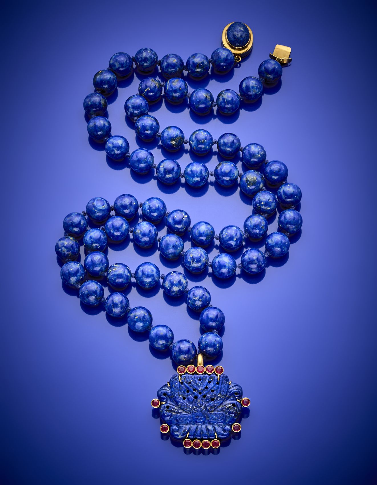 Null Lapislazuli-Perlenkette mit einem Anhänger aus geschnitztem Lapislazuli und&hellip;