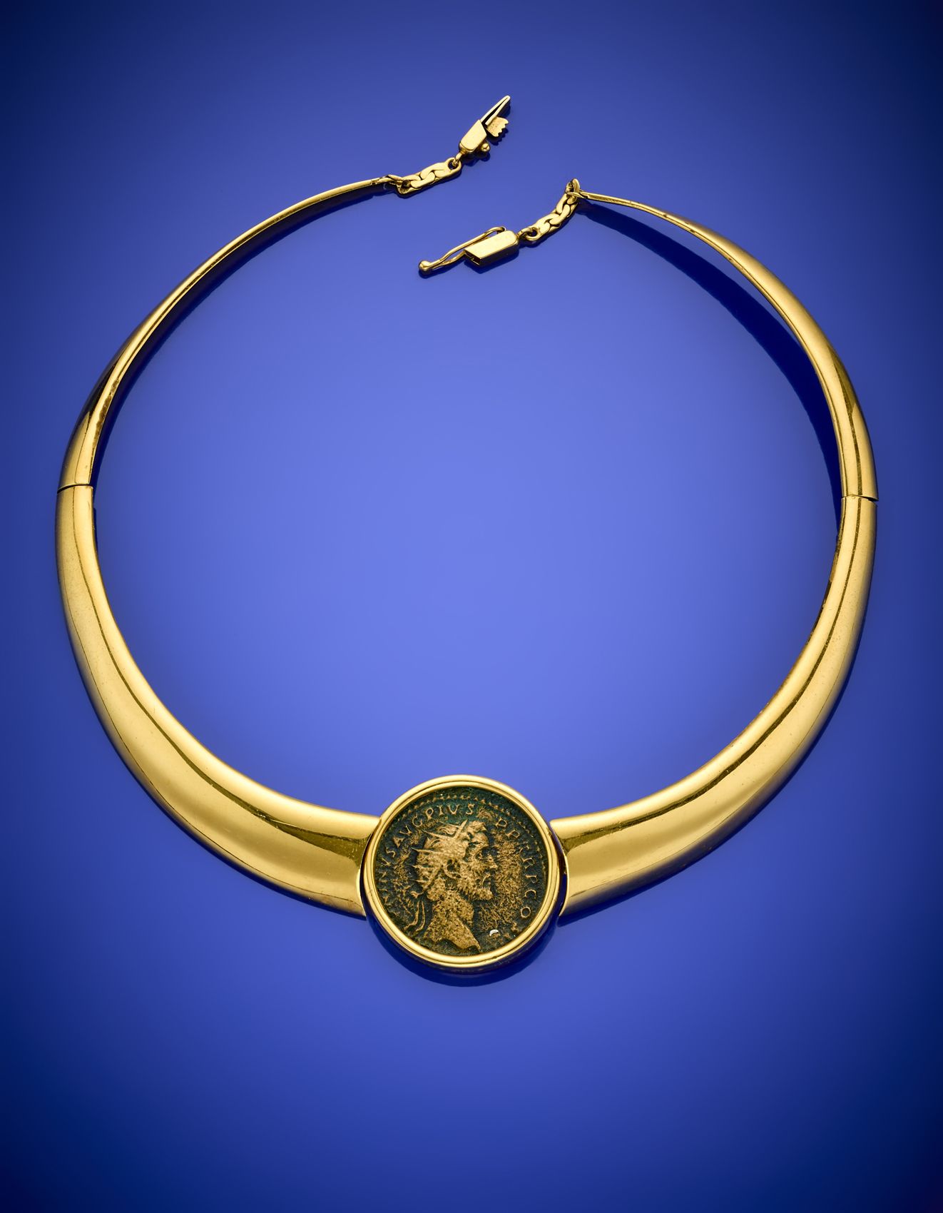 Null Collar articulado de oro amarillo con moneda, g 54,88 circa, diam. Cm 11,20&hellip;
