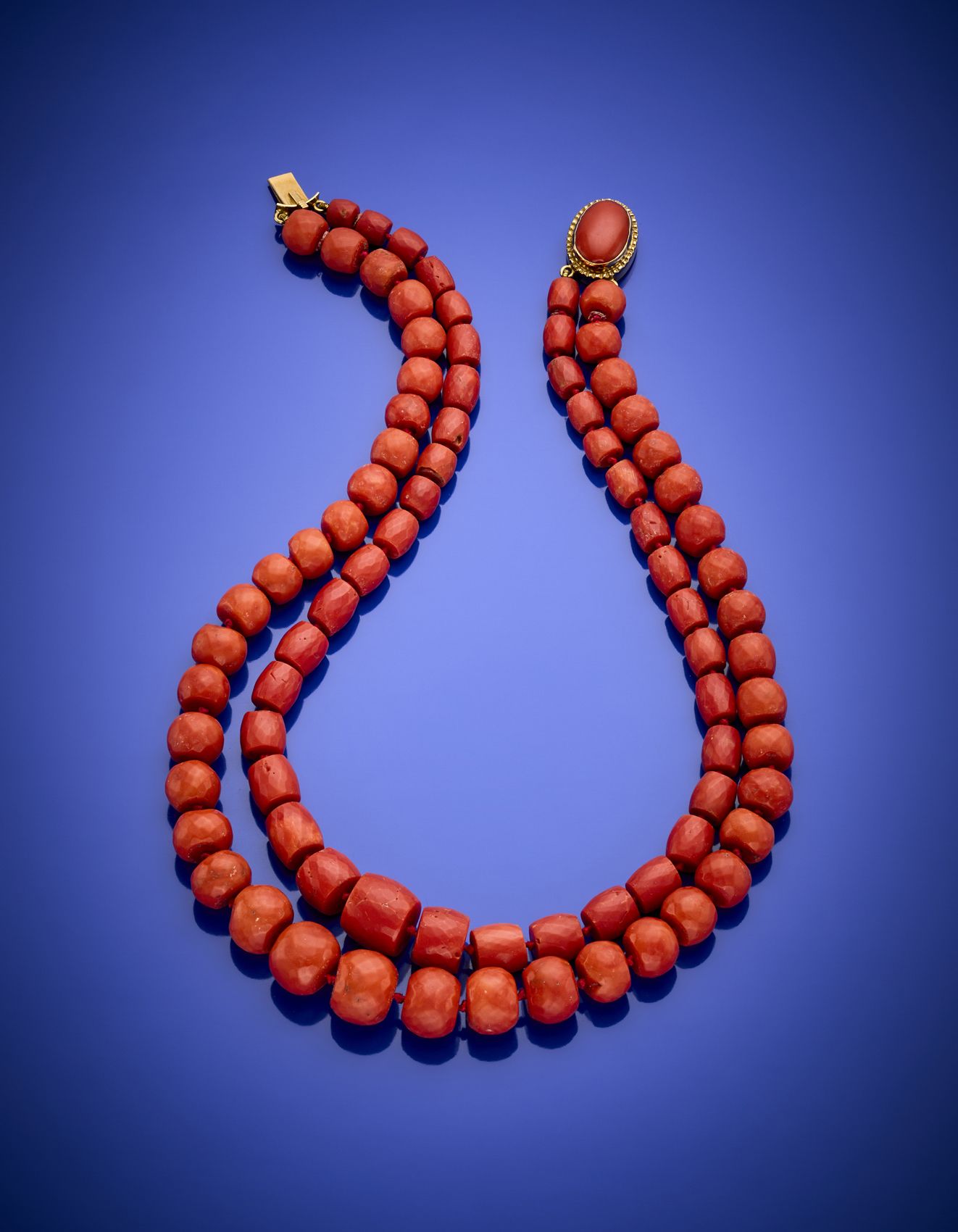 Null 
Rotes, tonnenförmiges, zweisträngiges Perlencollier mit Gelbgoldverschluss&hellip;