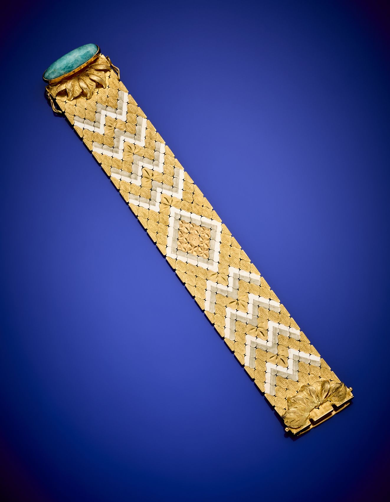 Null Brazalete de oro bicolor parcialmente esmaltado, cierre acentuado con un ca&hellip;