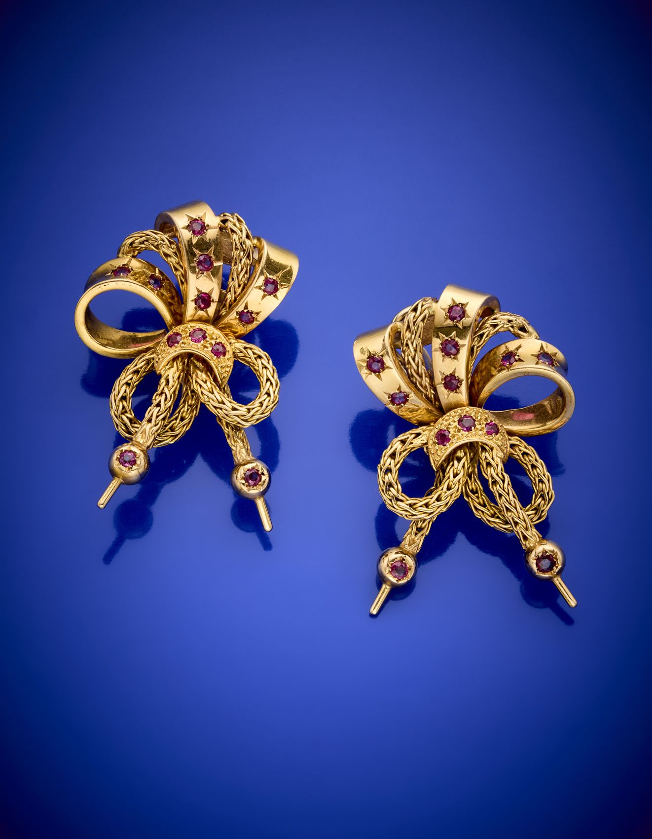 Null 黄金弓形耳环，带流苏和etoilé镶嵌的红宝石，约19.72克，长度约3.90厘米。

IT
Orecchini a fiocco in oro gi&hellip;