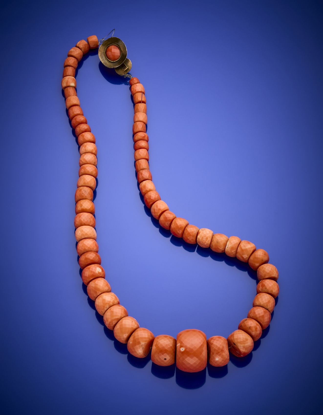 Null 粉橙色的珊瑚刻面珠子分级项链，红色9K金扣，珠子从6.00毫米到25.00毫米左右，克重143.01左右，长度54.50厘米左右。
由于一些欧盟以外的&hellip;