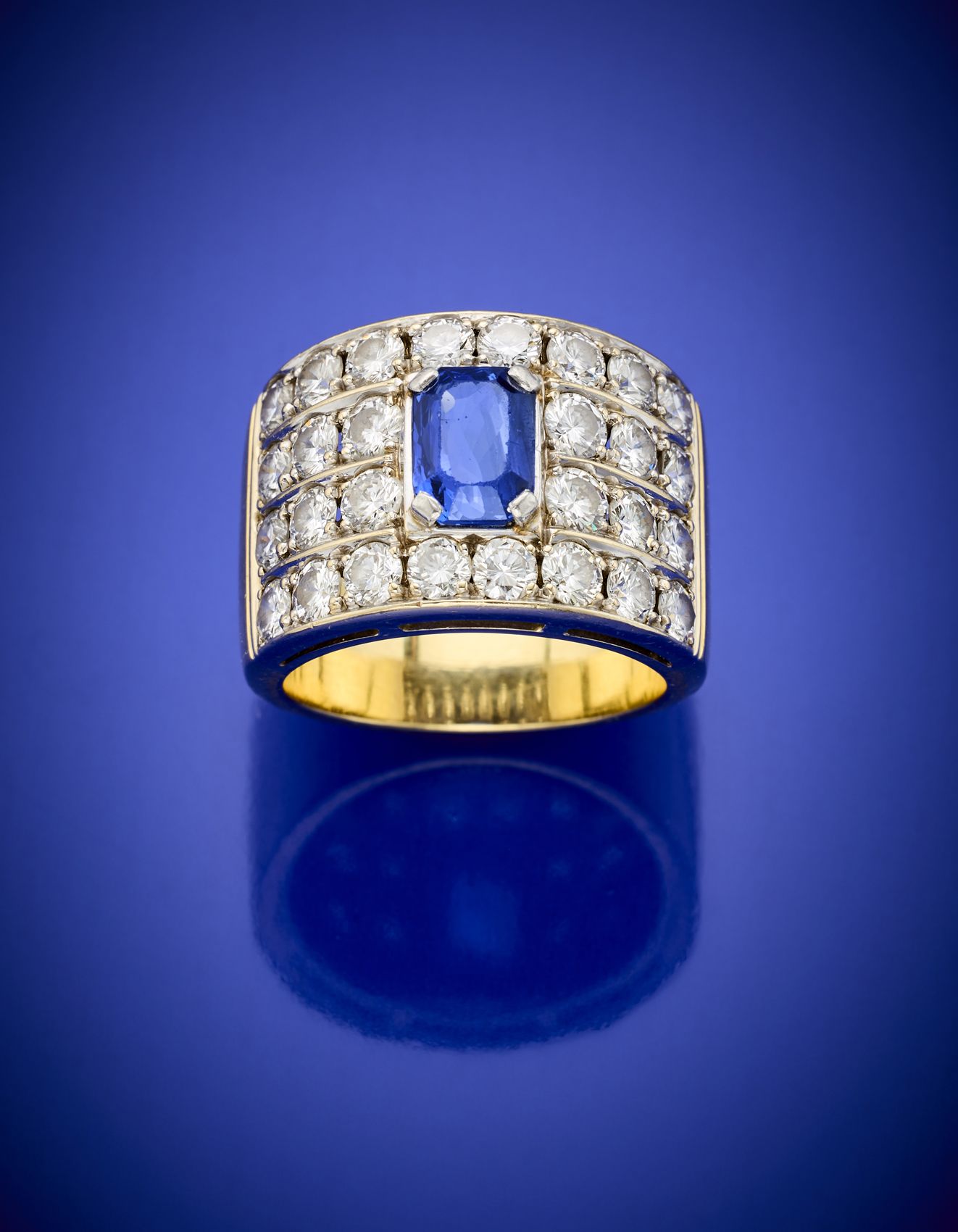 Null Anello in oro bicolore zaffiro ottagonale ct. 1,90 circa con diamanti roton&hellip;