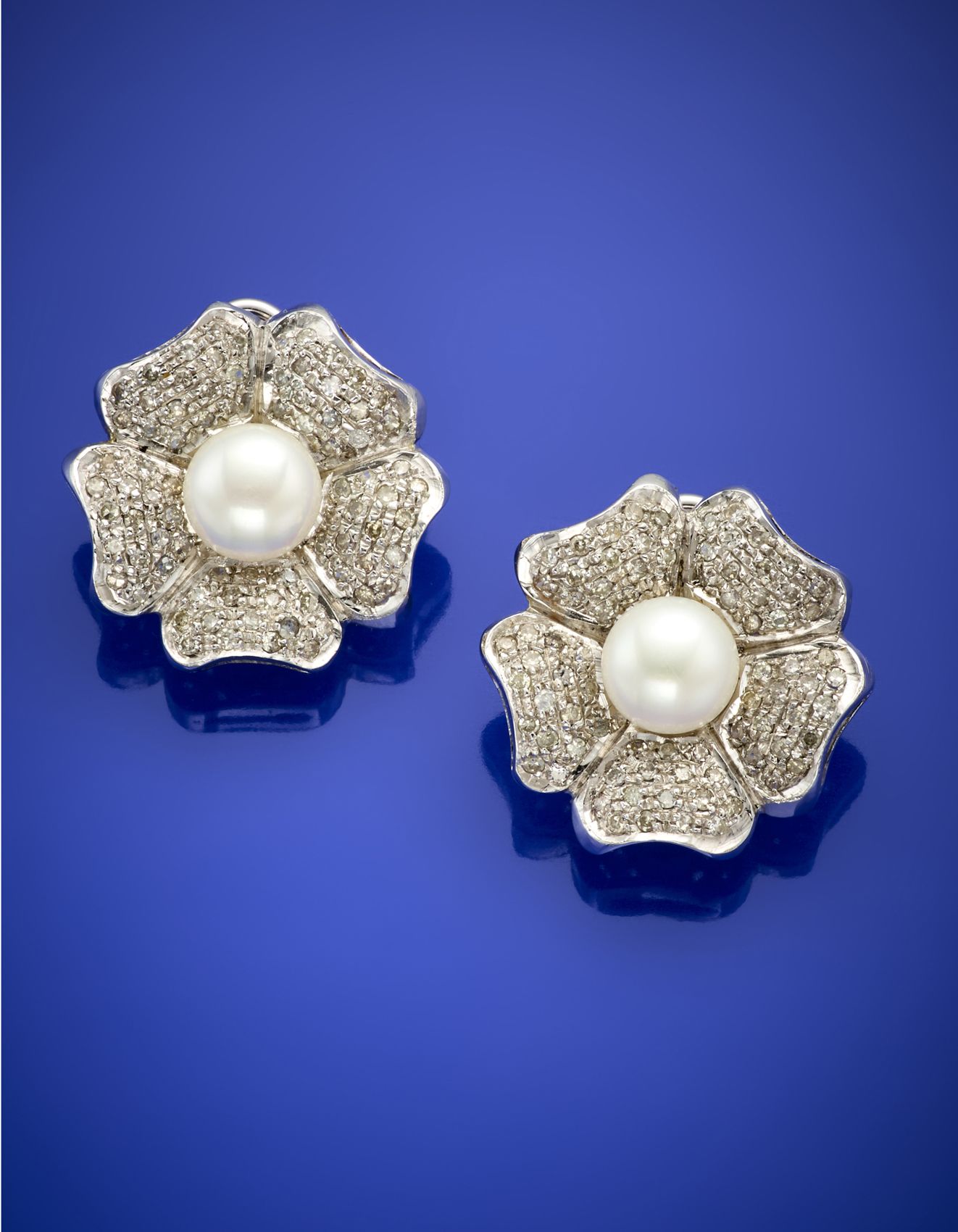 Null Pendientes a guisa de flor en oro blanco con pavé de diamantes y perla blan&hellip;