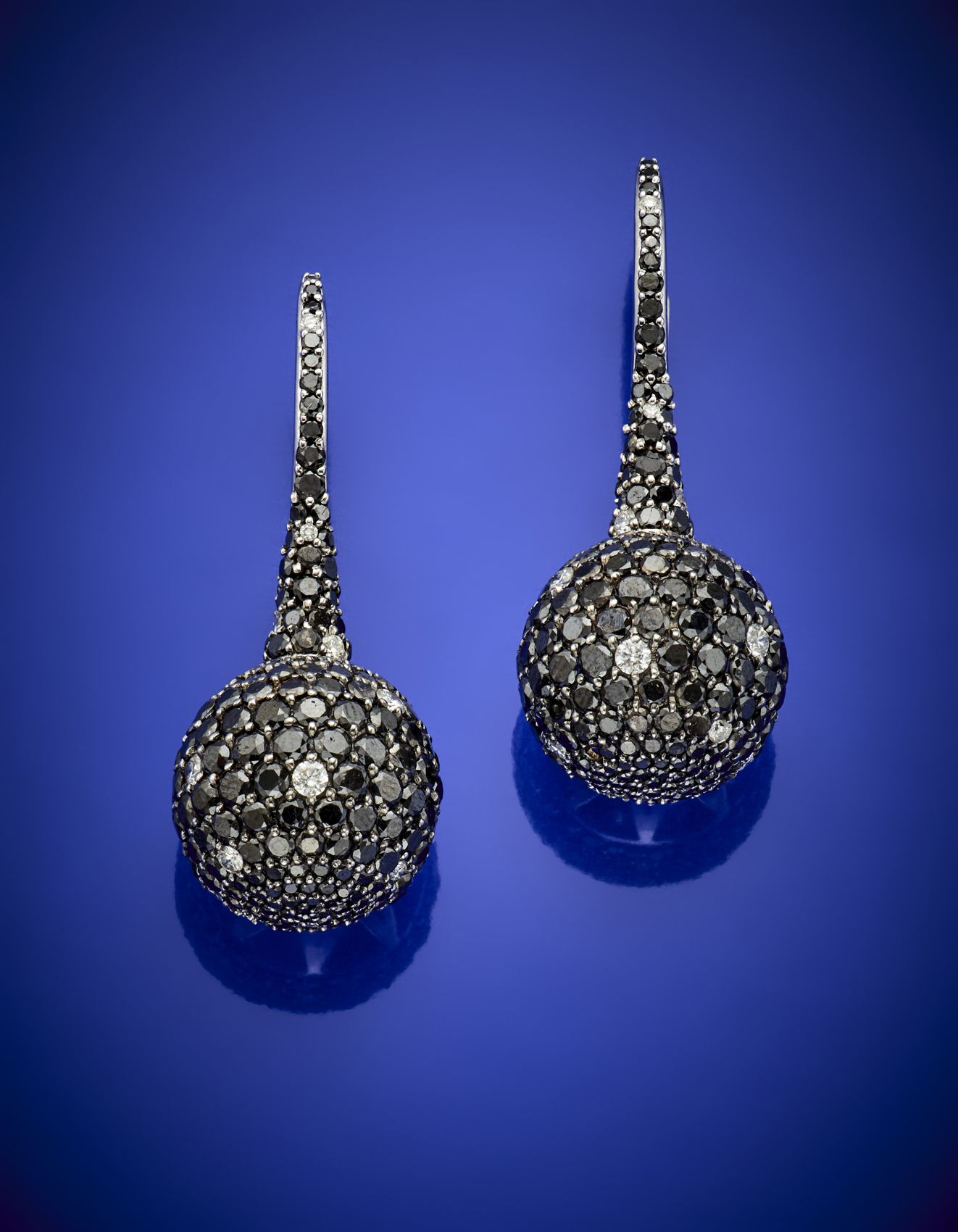 Null Black and colourless diamond sphere shaped pendant earrings, black diamonds&hellip;