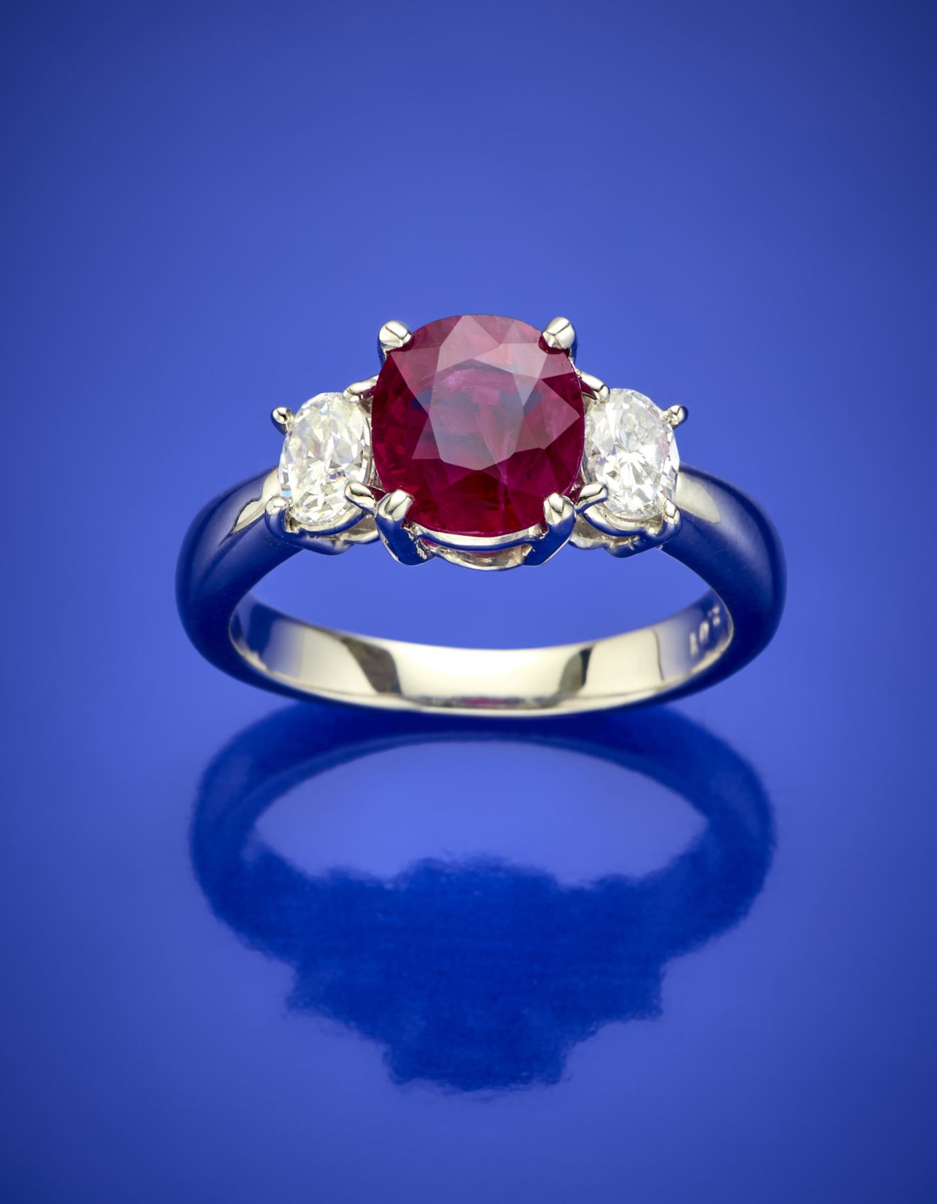 Null Cushion cut ct. 2.01 circa ruby platinum ring with two lateral diamonds in &hellip;