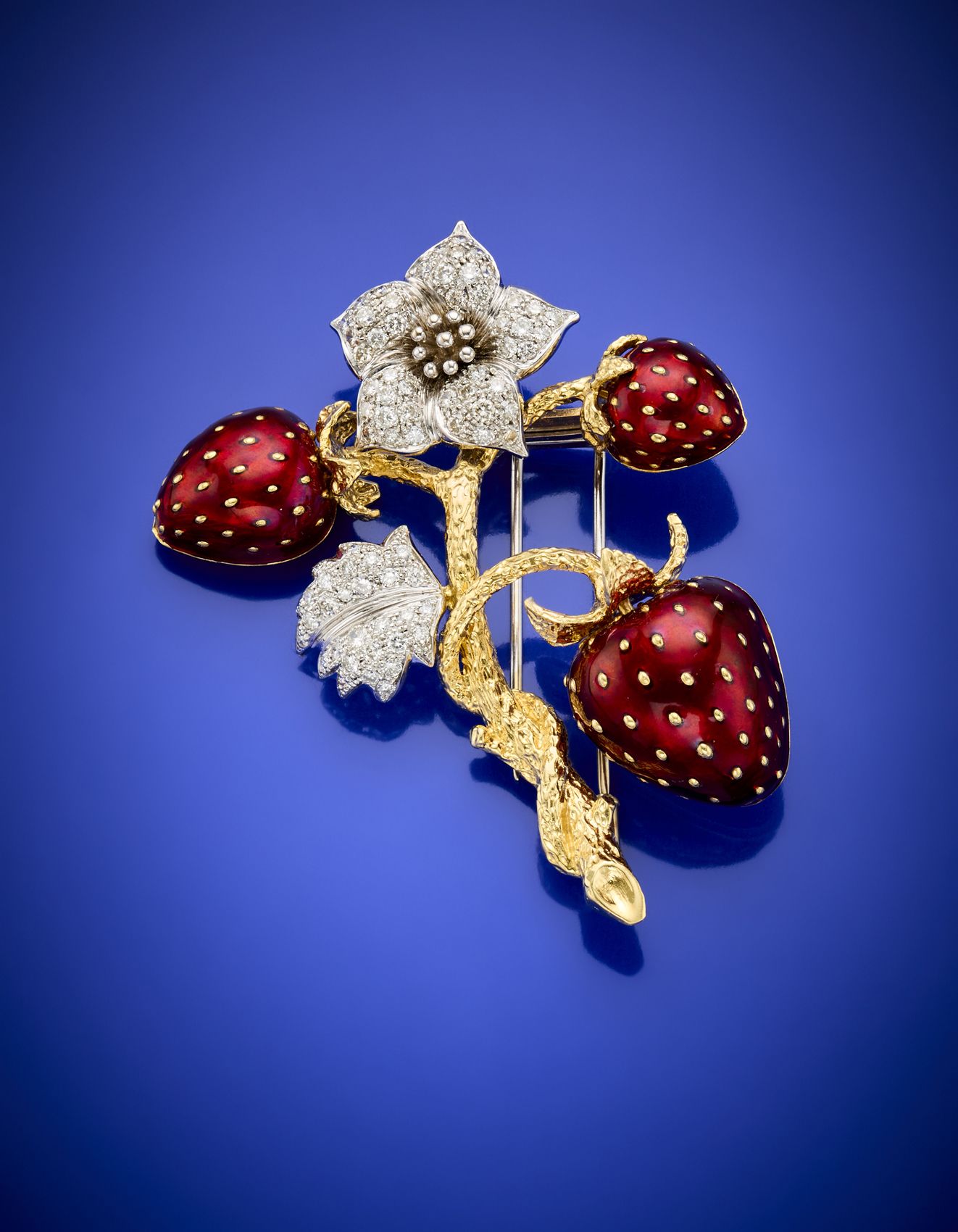 Null Bi-coloured gold diamond and enamel strawberry shaped brooch, g 41.08 circa&hellip;