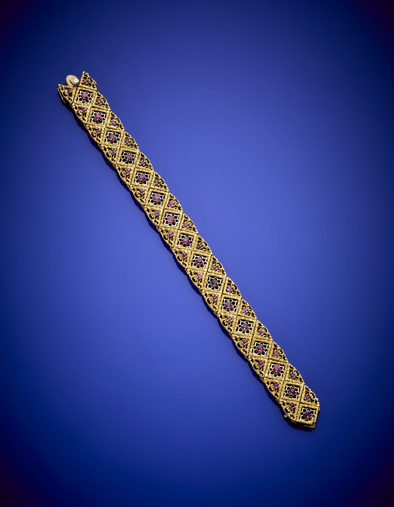 Null Buntgold-Rubinband-Armband, g 53,94 um, Länge cm 18,60, H cm 1,40 um. Gezei&hellip;