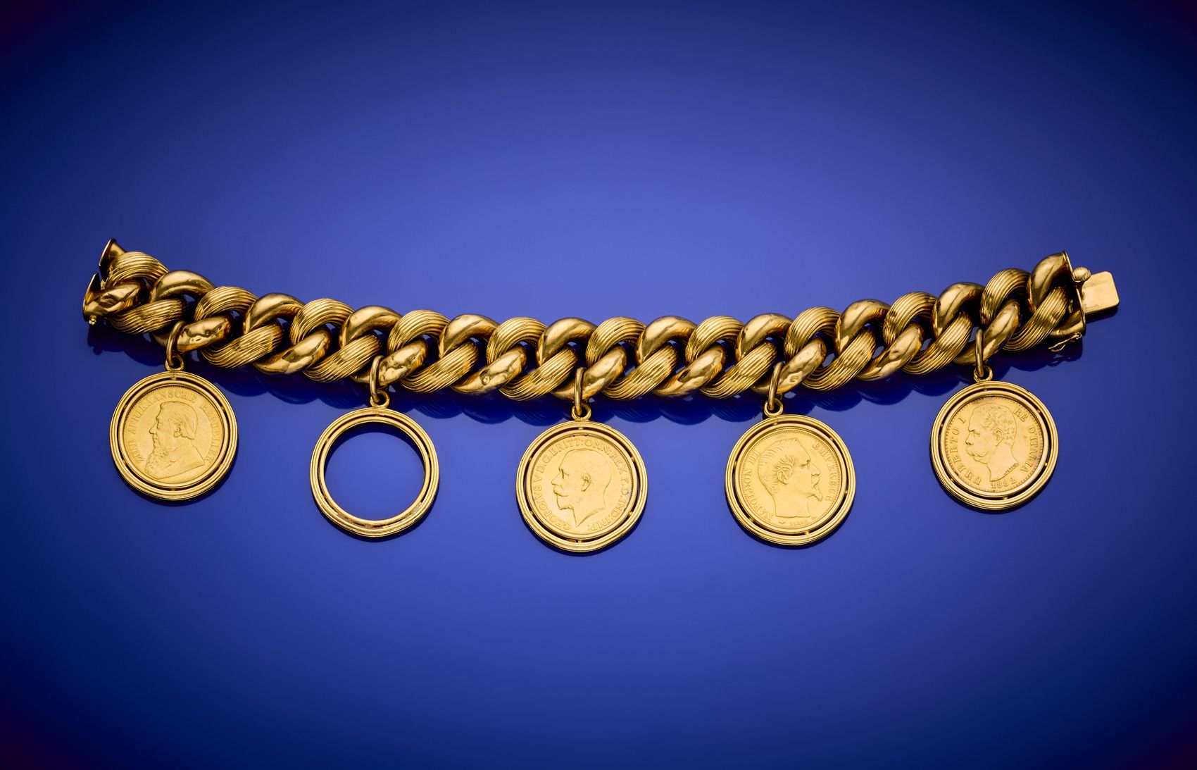 Null WEINGRILL
Bracelet en or jaune avec quatre breloques en forme de pièces de &hellip;