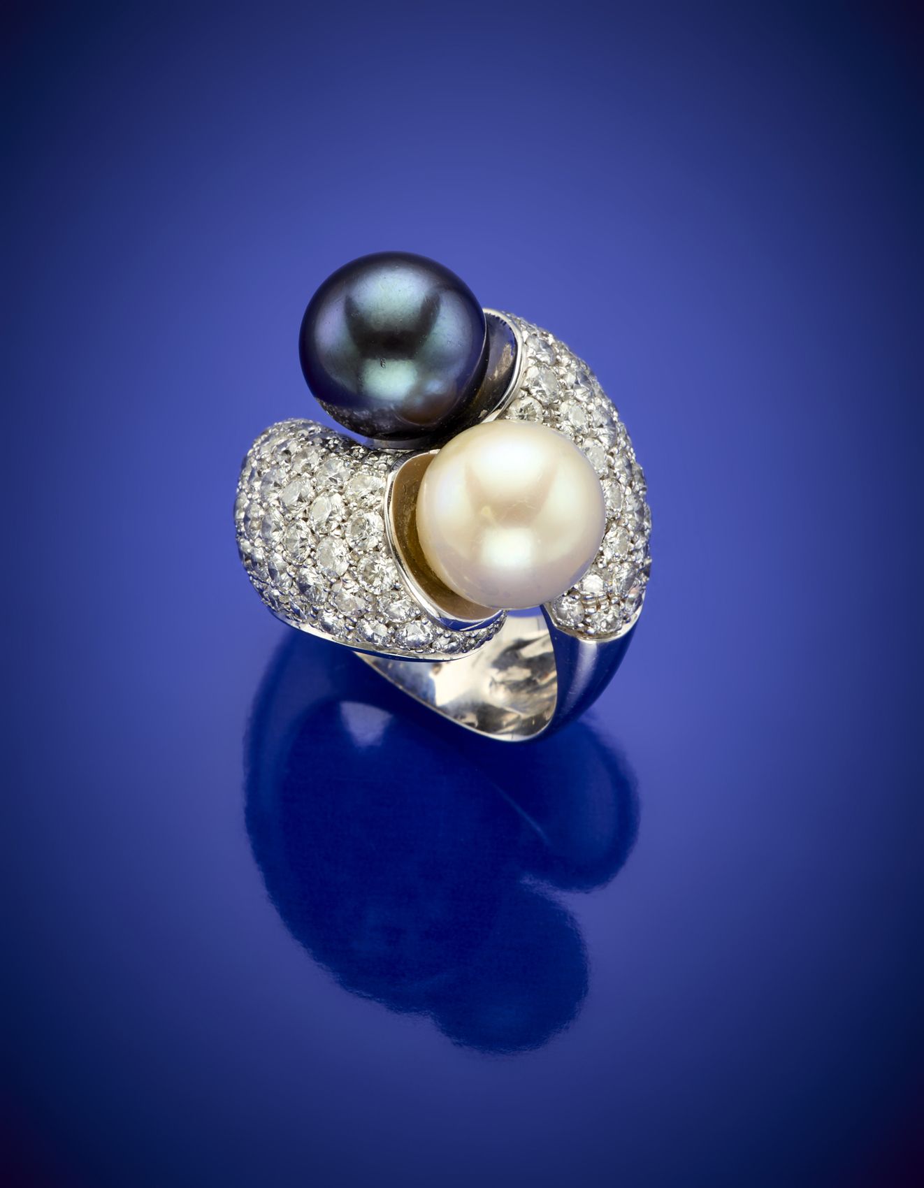 Null 白金钻石、塔希提岛和白色养殖珍珠对开戒指，钻石均为克拉。5.00左右，g 22.85左右，尺寸15/55。有保证

IT
Anello contrar&hellip;