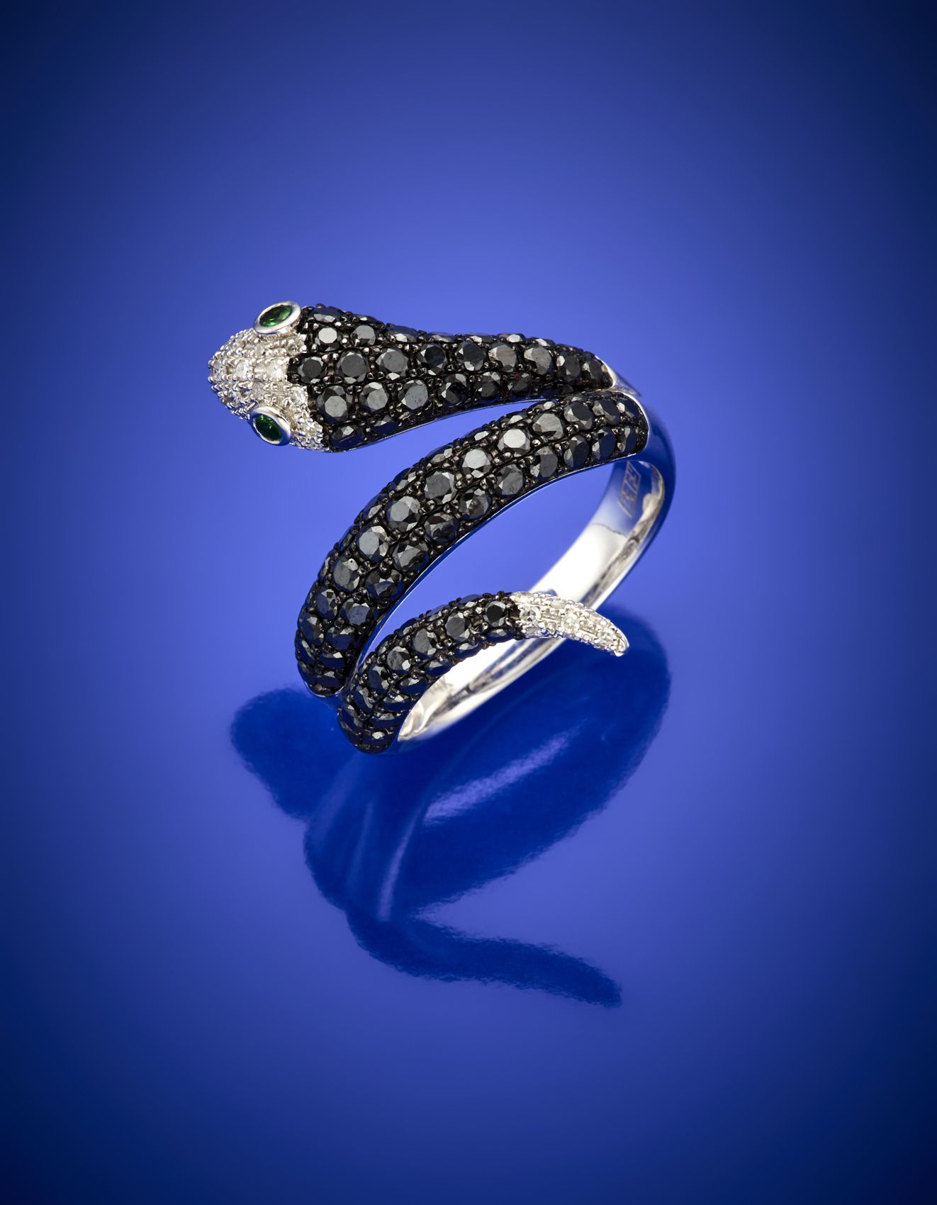 Null 黑色和无色钻石蛇形白色14K金蛇形戒指，g 7.11约15/55尺寸。签名为Effy。

IT
Anello in oro bianco 585/10&hellip;