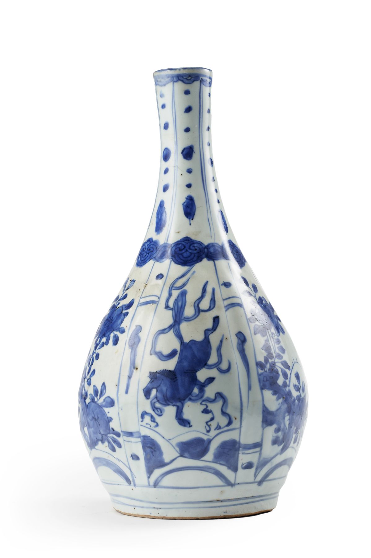 Null 克拉玛依青花瓶（略有瑕疵）
中国，明朝(1368-1644)
(高28厘米)

瓷器
青花瓷瓶，装饰以花卉和动物为主题的幻想（轻微瑕疵)
中国，明朝(&hellip;