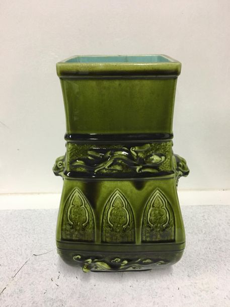 Null SARREGUEMINES
Vase quadrangulaire en céramique émaillée verte à décor de lé&hellip;