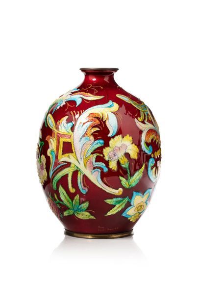 Null Atelier FAURE
Après 1956
Vase à décor de fleurs et de volutes stylisés en r&hellip;