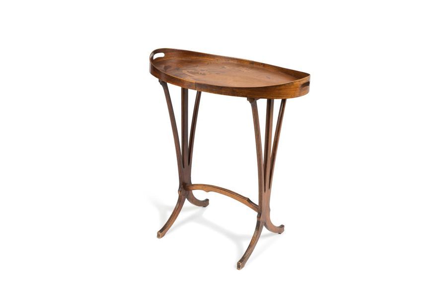 Null Emile GALLE (1846 - 1904)
Table d'appoint à plateau ovale à décor marqueté &hellip;