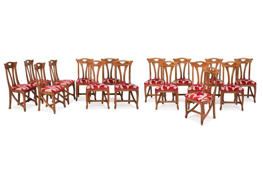 Null Eugène GAILLARD, modèle de
Suite de huit chaises en hêtre sculpté à dossier&hellip;