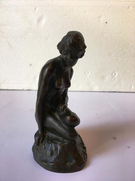 Null Travail Français 
Sculpture à patine brune et mordorée figurant une femme n&hellip;