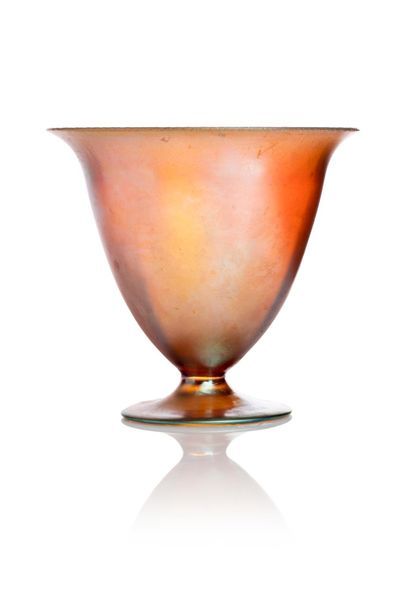 Null Louis-Comfort TIFFANY, attribué à
Vase en verre fravrile irisé à reflets di&hellip;