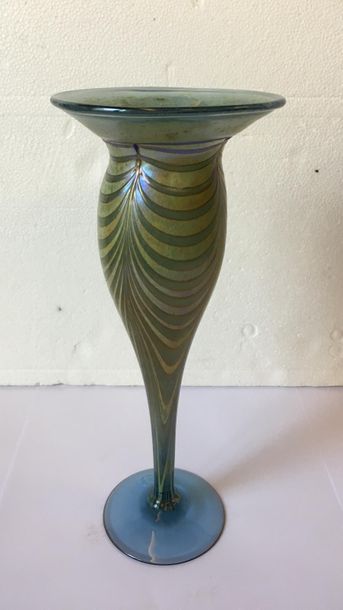 Null Verrerie de bohème
Vase en verre irrisé à décor iridescent à reflets dichro&hellip;