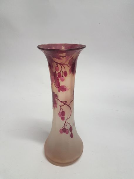 Null Vase diabolo en verre teinté rose entièrement givré à l'acide, à décor de v&hellip;