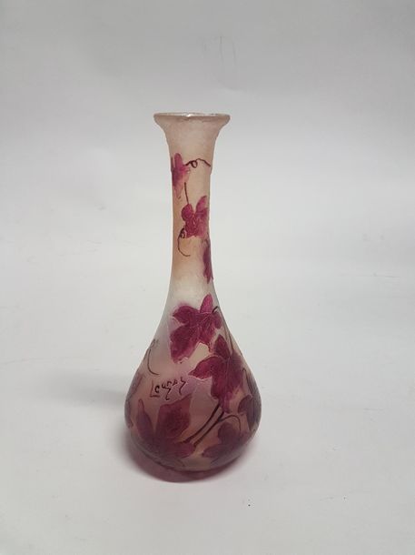 Null Soliflore en verre teinté rose entièrement givré à l'acide, à décor de vign&hellip;