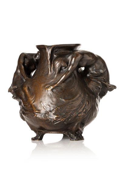 Null Albert CHEURET (1884 - 1969) 
Vase en bronze patiné à corps conique composé&hellip;