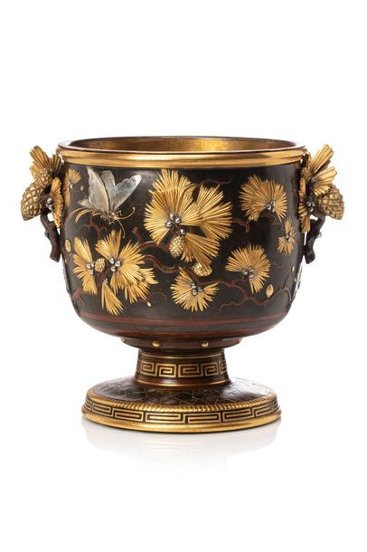 Null CHRISTOFLE Cie
circa 1880
Cache-pot sur pied à deux anses, en bronze doré e&hellip;