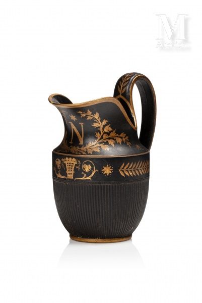 LE POT À LAIT DU MARÉCHAL NEY 罕见的高级黑陶牛奶壶，外面是哑光的，模仿韦奇伍德的 "黑玄武岩"，上面有条纹装饰，用金色的新古典主义&hellip;