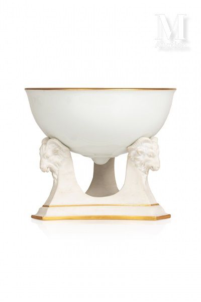 LE BOL SEIN DE LA REINE MARIE-ANTOINETTE 一个白瓷胸碗（或称 "jatte-téton"），上面有金丝，放在一个装饰有山&hellip;