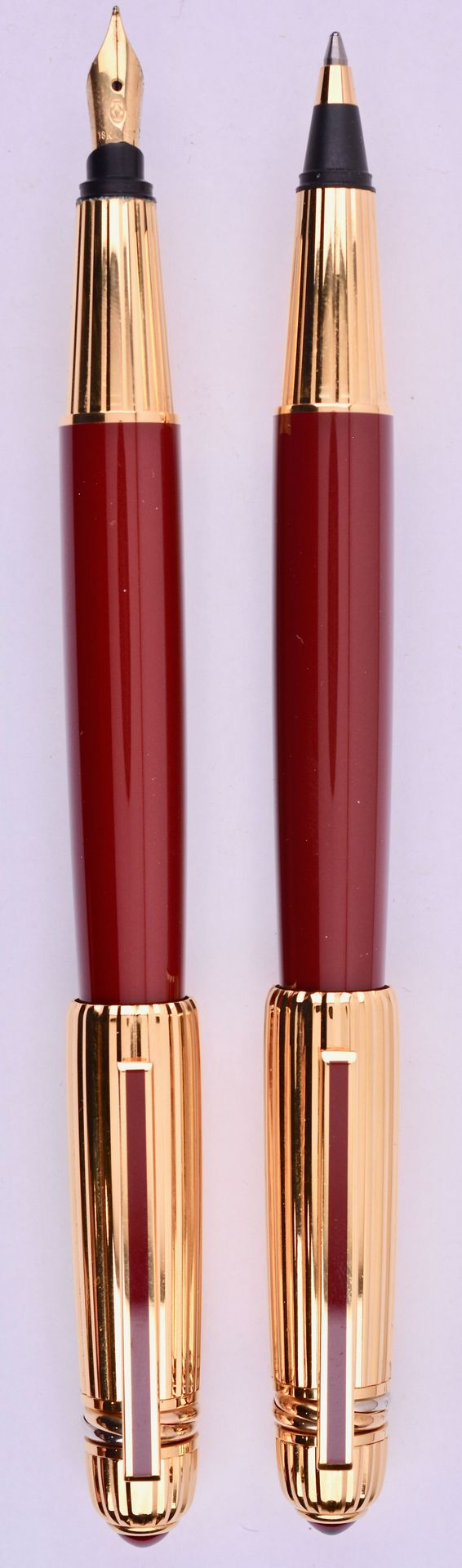 Null CARTIER	

Parure stylo plume + stylo roller Pasha. Corps laque bordeaux et &hellip;