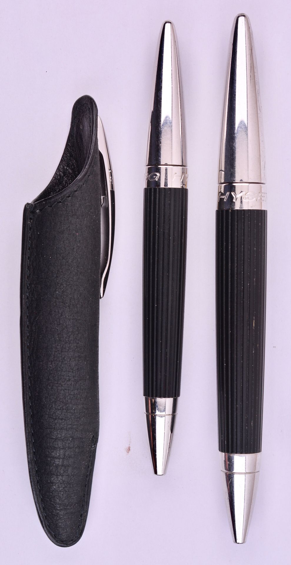 Null JORG HYSEK

2 stylos bille, résine noire côtelée et embouts chromés (rayés)&hellip;