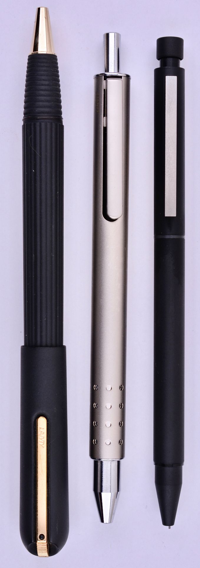 Null LAMY

3 stylos : un roller Personna noir mat + un bille tout métal + un mul&hellip;