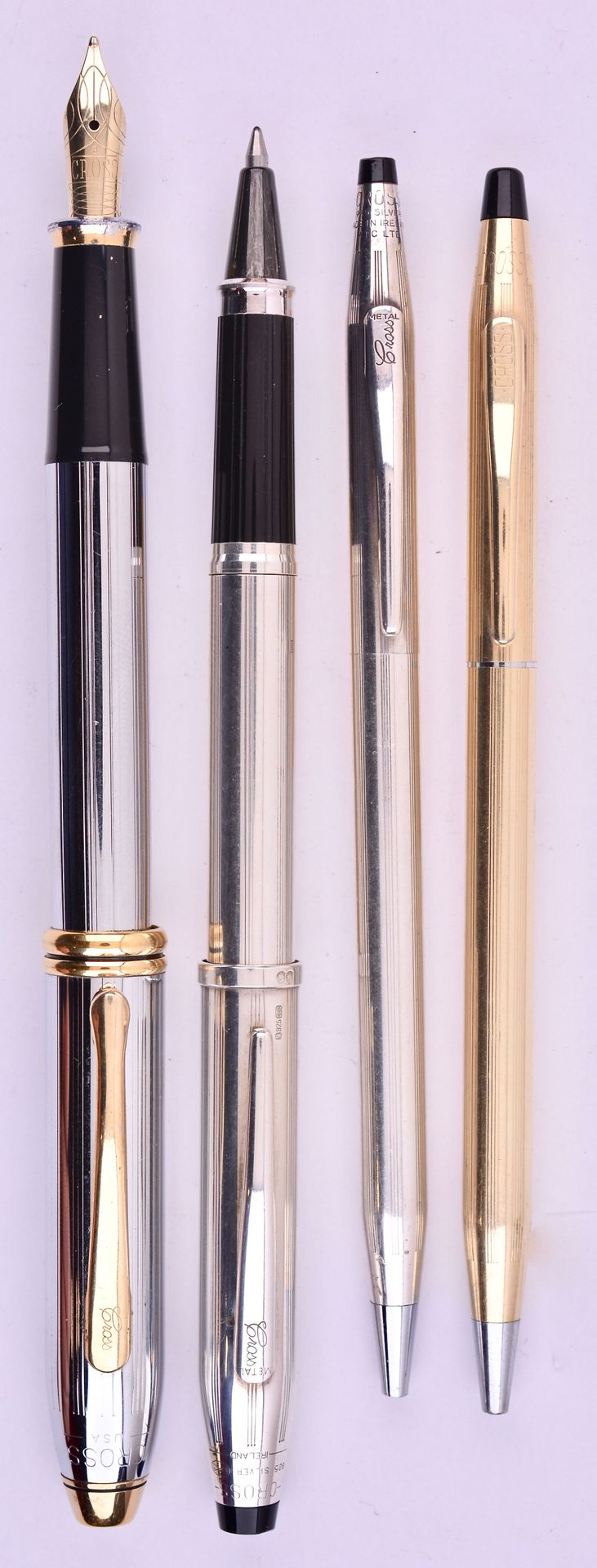 Null CROSS

4 stylos : un plume Townsend chromé et attributs plaqués or. Plume d&hellip;