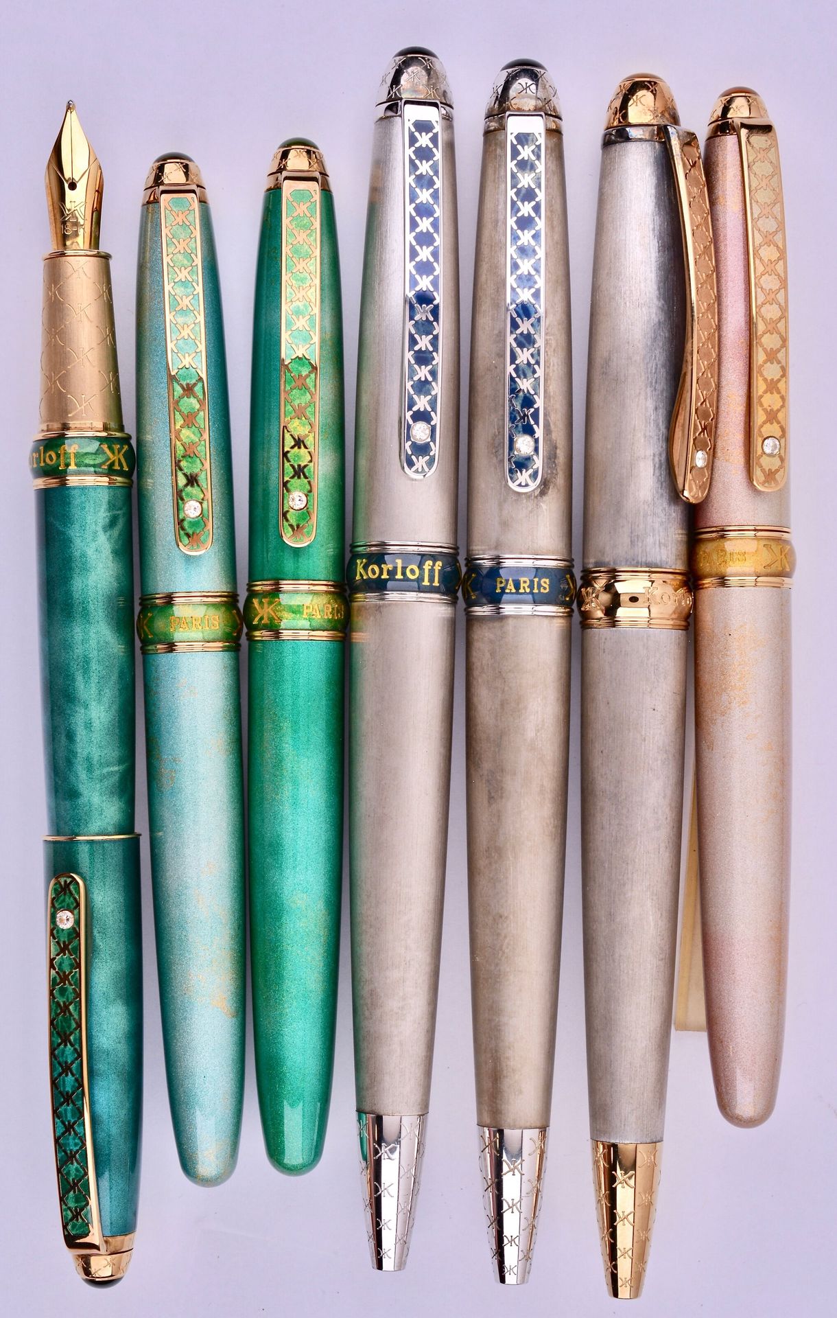 Null KORLOFF

6 stylos bille + 1 stylo plume (plume or 18carats). Acier et laque&hellip;