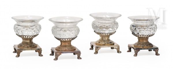 Série de quatre salerons 带有爪子和叶子的方形银脚；白色玻璃的容器。

巴黎1809 - 1819（800°/°）。

毛重：924克