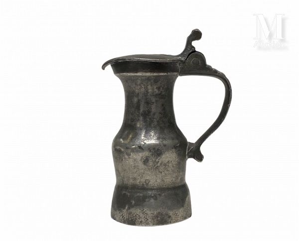 PARIS dernier tiers du XVIIIème siècle Small pewter pitcher with shoulder, foot &hellip;